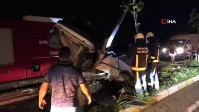 elektrik diregi -  Aydınlatma direğine çarpan otomobil ikiye bölündü Videosu