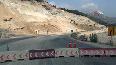  Mersin'de korkutan heyelan: Karayolu ulaşıma kapandı, 2 iş makinesi toprak altında kaldı