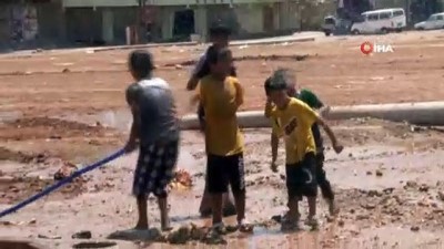 calisan cocuklar -  Sıcaktan bunalan çocuklar çamurda halay çekip hortumla serinledi Videosu