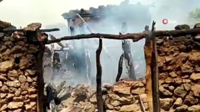  Çıkan yangında ev kullanılamaz hale geldi, 5 hayvan telef oldu