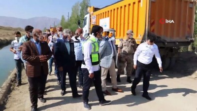  Edremit’te grup mahalle yolu asfaltlanıyor