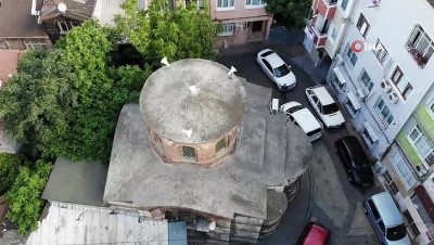 Fatih'te tarihi caminin dış cephesine klima taktılar