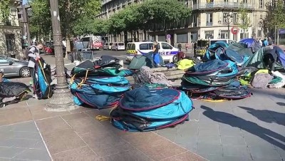 polis mudahale -  - Fransız polisi, çadır kuran göçmen evsizlere uyurken müdahale etti Videosu