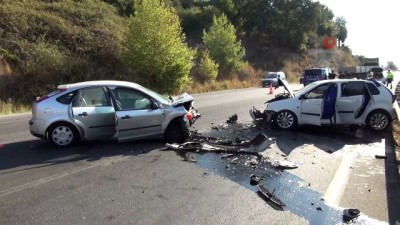  İki otomobil kafa kafaya çarpıştı: 4 yaralı