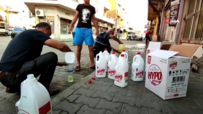 camasir suyu -  Korona virüs korkusu yüzünden mahalleyi çamaşır suyu ile yıkadılar Videosu