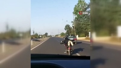  Motosikletini yatarak kullanan sürücü ölüme meydan okudu