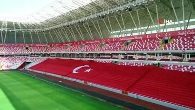 Yeni 4 Eylül Stadyumu'nda milli maç hazırlığı sürüyor