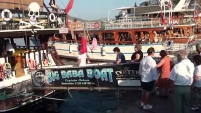 gezi teknesi -  29 yıl sonra birbirlerine Kuşadası’nda kavuştular Videosu