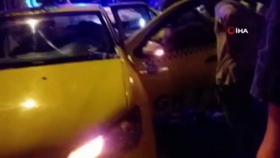 polis ekipleri -  Direksiyon hakimiyetini kaybeden taksi sürücüsü duvara çarparak durabildi : 1 yaralı Videosu