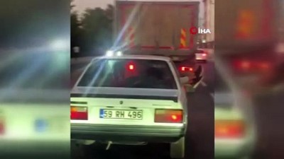  Rahatlığın böylesi...Ayaklarını camdan dışarı çıkarıp böyle yolculuk yaptı