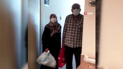 yuksek ates -  Covid-19’u yenen yaşlı çift, sağlık çalışanlarına böyle teşekkür etti Videosu