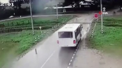 hemzemin gecit -  - Rusya'da otobüsle lokomotif çarpıştı Videosu