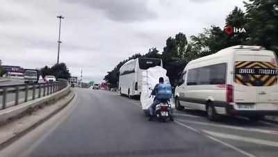 atik kagit -  Yokuşu çıkamayan kağıt toplayıcısına motosikleti ile yardım etti Videosu