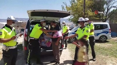 isaf -  Polisler çadırda yaşayan işçi çocuklarını sevindirdi Videosu