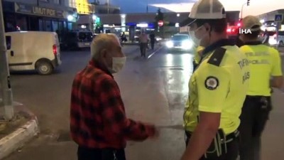 yasli adam -  Yaşlı adamla polisin ilginç 'maske' diyaloğu Videosu