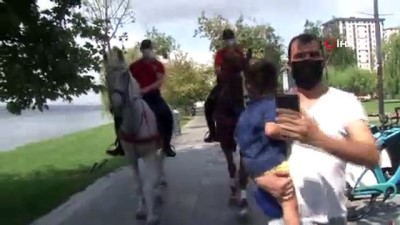  Atlı polislerden vatandaşlara korana virüse  uyarısı