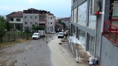  Bursa'da sağanak yağmur hayatı felç etti