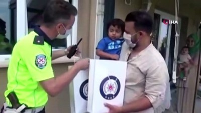 polis kiyafeti -  Polis maketine sarılan minik Ertuğrul’a Emniyet müdüründen jest Videosu
