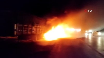  Seyir halindeki tırın lastikleri alev alev yandı