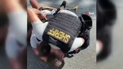 polis siddeti -  - ABD yine ırkçı polis şiddetiyle gündemde
- Amerikan polisi yere yatırdığı siyahiyi defalarca yumrukladı Videosu