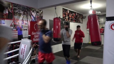 Kick boksçular, dan sınavlarına hazırlanıyor