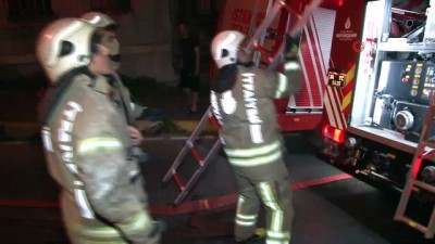 polis ekipleri -  Beyoğlu'nda metruk bir bina alev alev yandı Videosu