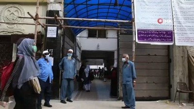  - Pakistan’da 6 ay sonra okullar yeniden açıldı