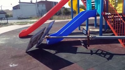  Parkta oynayan küçük çocuğun üzerine aydınlatma direği düştü