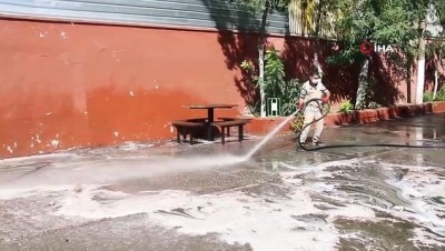  Şanlıurfa’da okul bahçeleri deterjanlı su ile yıkandı