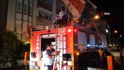 cati yangini -  Balıkesir'de korkutan çatı yangını Videosu