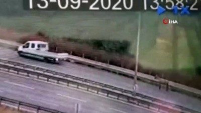 aktuel -  Bursa'da başı boş at kazaya neden oldu, o anlar güvenlik kamerasına yansıdı Videosu