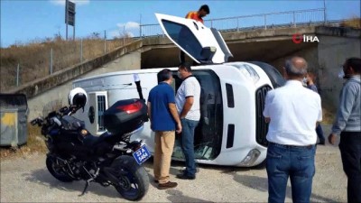  Devrilen aracın içerisine girip evrak aradılar