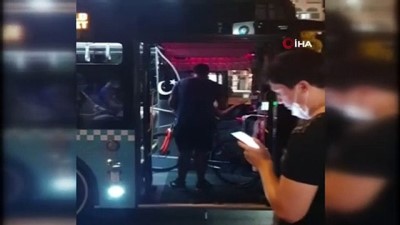 ozel guvenlik -  Halk otobüsü şoförünün ikazlarını dinlemeyen gence, kadın özel güvenlik görevlisinin tek sözü yetti Videosu