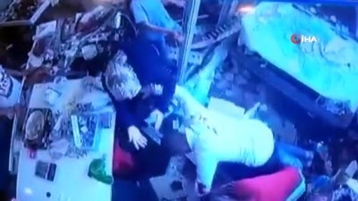 aktuel -  Hızını alamayan otomobil iş yerinin içine daldı, iki çocuk son anda böyle kurtuldu Videosu