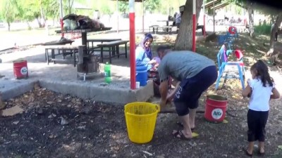 piknik alani -  Yağışın ardından derede elleriyle balık tuttular Videosu