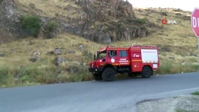 polis ekipleri -  Elinde tüfekle kayalıklara çıkan şahıs 1 saat sonra ikna edildi Videosu
