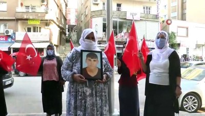  Şırnaklı anne HDP il binasına gelerek dağa kaçırılan oğlunu istedi