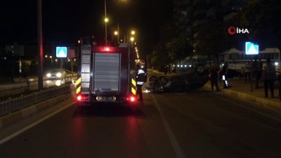trafik levhasi -  Uşak’ta orta refüje çarpan araç ters döndü: 1 yaralı Videosu