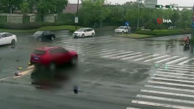 bisiklet -  - Çin'de kaza yapan yaşlı adamı aracı kaldırarak kurtardılar Videosu