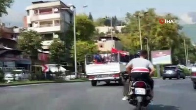 yolcu tasimaciligi -  Kamyonet kasasında tehlikeli yolculuk Videosu