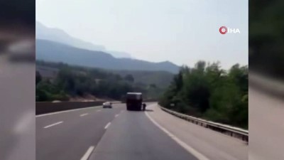 kamyon kasasi -  Yaşlı adamın kamyon kasasına tutunarak yaptığı tehlikeli yolculuk kamerada Videosu