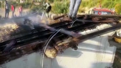   Amasya'da saman dolu ahır yanarak küle döndü