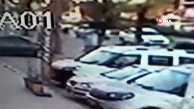 polis ekipleri -  Başkent’te otomobil yolun karşısına geçmeye çalışan yayaya çarptı: 1 yaralı Videosu