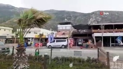  Bir anda ortaya çıkan hortum sahildeki şemsiye ve çadırları uçurdu