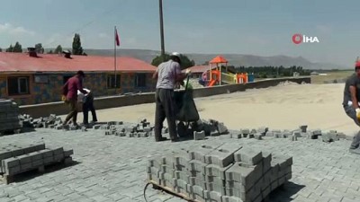  Erciş Belediyesi, 3 mahallede daha kilitli parke taşı çalışması başlattı