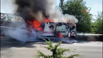  İçerisinde hasta olan ambulans seyir halindeyken alev alev yandı