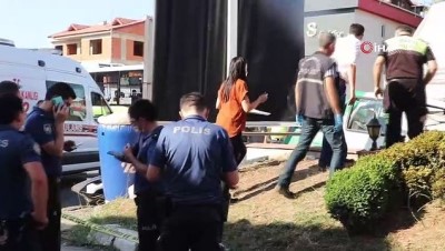 polis ekipleri -  Kocaeli’de hafif ticari araç park halindeki tırın arkasına saplandı: 1 ölü 1 yaralı Videosu