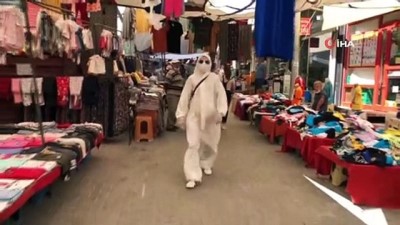  Pazara koruyucu tulumla çıkan vatandaş görenleri şaşırttı