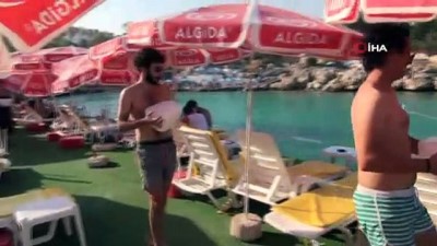  Sıcaklar tavan yaptı, tatilciler kucağında buzla denize girdi