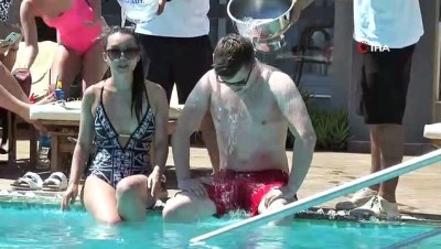 isaf -  Turistler kova kova buzlu su ile serinlemeye çalışıyor Videosu